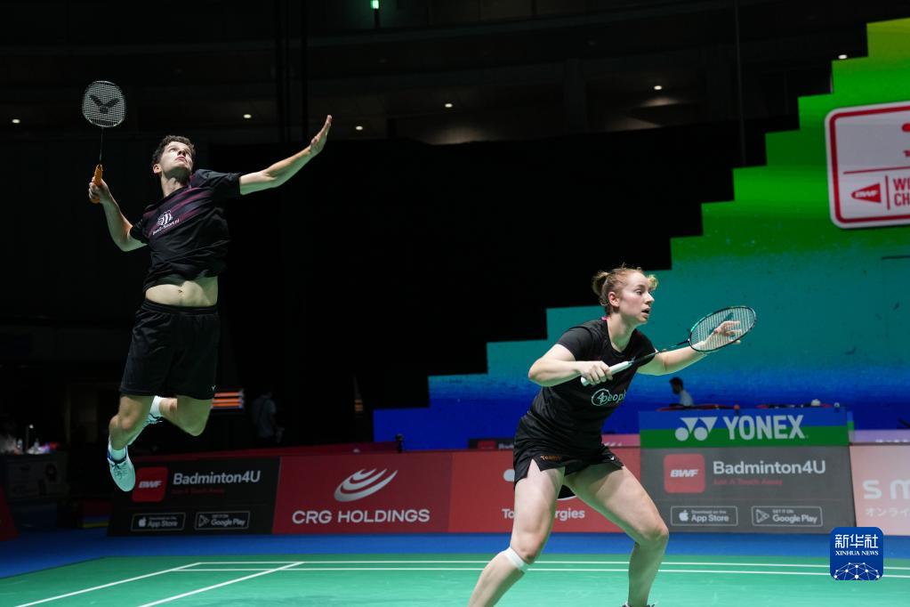 两名中卫被 两名中卫被